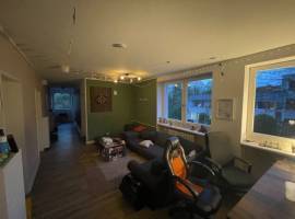 Wohnheimzimmer mit Garten und herzlicher Gemeinschaft