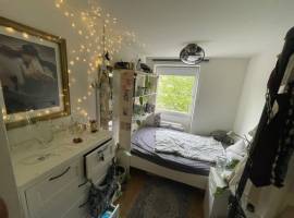 Wohnheimzimmer mit Garten und herzlicher Gemeinschaft