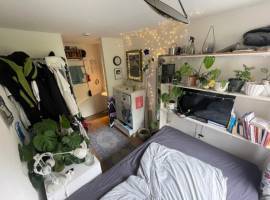 Wohnheimzimmer mit Garten und herzlicher Gemeinschaft