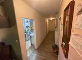 Wohnheimzimmer mit Garten und herzlicher Gemeinschaft