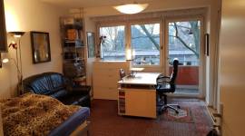 24 qm großes, möbliertes Zimmer mit 6 qm Balkon und Blick auf Green