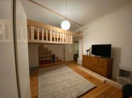 riesiges Zimmer mit Hochebene