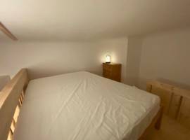 riesiges Zimmer mit Hochebene